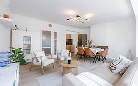 Hugo By The Harbor, Light-Filled And Centrally Located Apartment - Free Parking